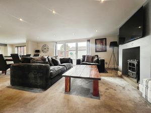 Ground floor lounge diner- click for photo gallery